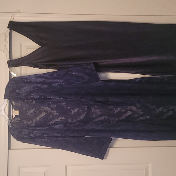 Vendredi Ltd. 2 piece Loungewear - Picture 4 of 5